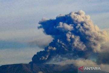 Gunung Marapi mengeluarkan abu vulkanik, dihimbau tidak ada akitivitas pada radius tiga kolometer