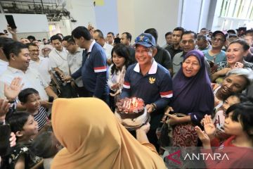 Mendagri Tito dapat kejutan ulang tahun saat tinjau Rusun Pasar Rumput