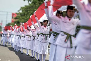 Pasukan Paskibra bentangkan bendera Merah Putih seribu meter sambut Hari Sumpah Pemuda di Karanganyar