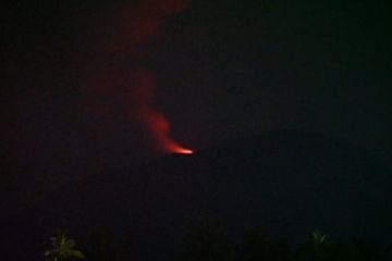 Gunung Ibu di Halbar-Maluku keluarkan kolom abu setinggi 800 meter