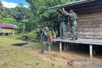 Satgas Koops Habema bantu terangi rumah warga saat patroli di Maybrat