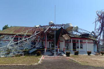 Tower Telkomsel di Manggarai Barat ambruk timpa kantor camat