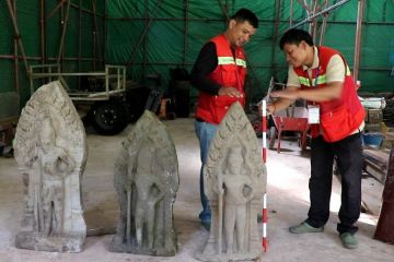 Arkeolog temukan 12 patung penjaga pintu di Angkor, Kamboja