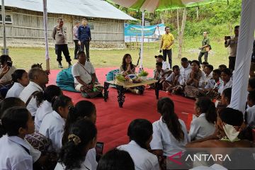 Menkomdigi berdialog dengan siswa dalam kunjungan kerja di Kupang