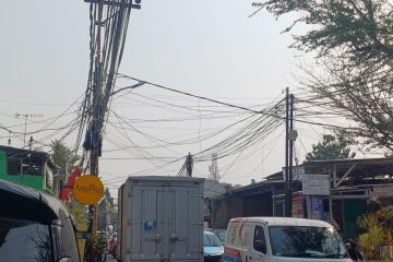 Jakbar benahi kabel semrawut di Jalan Kembangan Utara