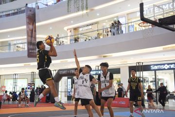 Serunya pertandingan bola basket di dalam mal