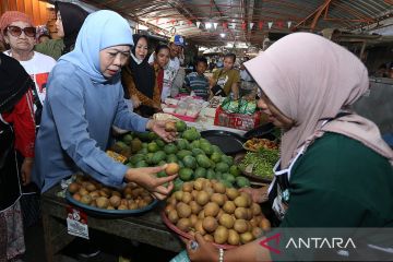 Cagub Jawa Timur nomor urut 2 Khofifah Indar Parawansa kunjungi pasar, serap aspirasi warga