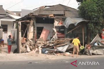 Diduga rem blong, truk kontainer tabrak rumah warga di Cakung 