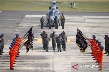 Penyematan brevet kehormatan penerbang TNI AL kepada 11 perwira