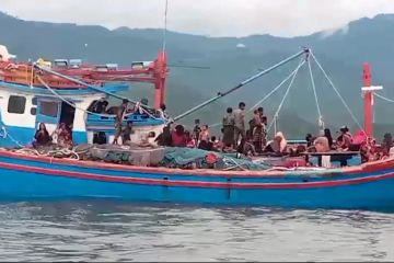 Kapal rusak di perairan Aceh Selatan, diduga angkut pengungsi Rohingya