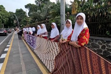 Pecahkan rekor, warga Bogor bentangkan kain batik sepanjang 4,1 km