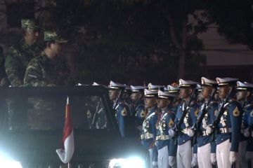 Presiden Prabowo pimpin Parade Senja di bawah guyuran hujan