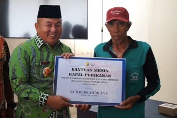 Pemkot Pekalongan serahkan bantuan mesin kapal dari KKP ke nelayan