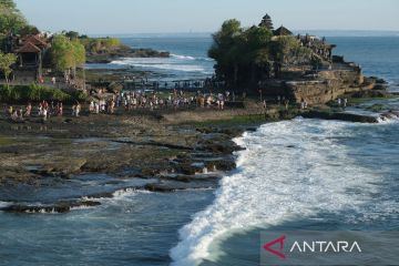 Pengelola Tanah Lot larang wisatawan ke bibir pantai imbas cuaca buruk