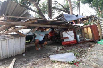 Belasan rumah rusak diterjang angin kencang di Kediri