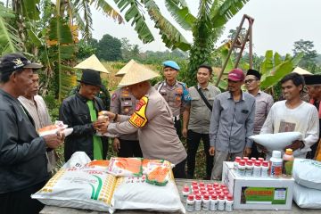 Polres Serang salurkan pupuk bagi petani demi jaga ketahanan pangan