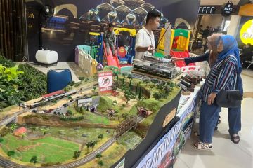 Diorama miniatur KA Argo Parahyangan dihadirkan di Stasiun Bandung