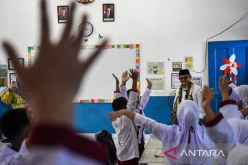 Mendikdasmen Abdul Mu'ti mengajar di SDN 59 Palembang