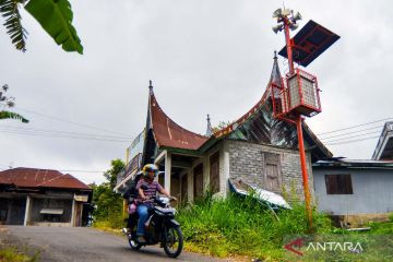 Pemasangan alat sistem peringatan dini bencana banjir lahar dingin Gunung Marapi