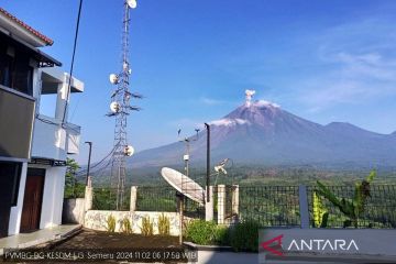 Gunung Semeru erupsi enam kali pada Sabtu pagi