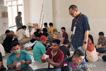 KPU OKU Timur kerahkan 150 pekerja pelipat surat suara