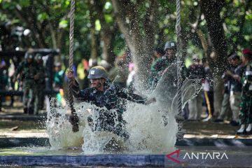 Serunya lomba ketangkasan halang rintang prajurit Korps Marinir