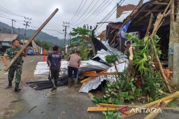 BPBD: Angin kencang landa tiga lokasi di Kota Sukabumi