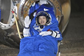 Kapsul pembawa pulang Shenzhou-18 mendarat di bumi, seluruh astronaut selamat