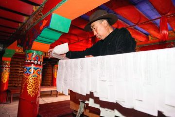 Pelestarian karya klasik Tibet melalui cetak blok kayu di Sichuan