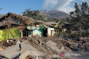 Erupsi Gunung Lewotobi Laki-Laki tewaskan 10 warga