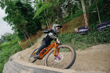 Partai puncak 76 Indonesian Downhill 2024 dilangsungkan di Batu