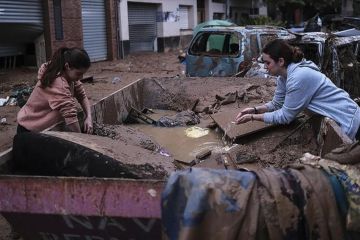 Disambut demo, Raja Spanyol tunda kunjungan ke korban banjir Valencia