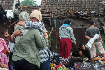 Pedagang mencari sisa barang yang bisa diselamatkan usai kebakaran menimpa Pasar Karanggede Boyolali