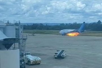 Mesin pesawat Boeing Trigana keluarkan api di Bandara Sentani