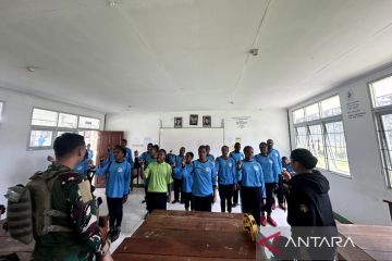 Satgas Koops Habema latih anak muda di Ilaga musik saat patroli