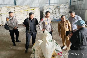 Polda Kalsel gerebek gudang simpan 13.500 sak pupuk organik ilegal