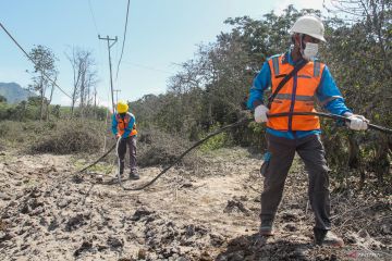 Perbaikan jaringan listrik akibat erupsi Gunung Lewotobi