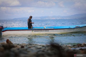 Menebar asa nelayan di perairan Teluk Ambon