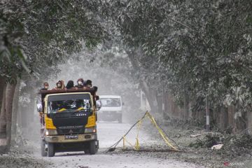 Aparat rapikan Jalan Lintas Flores terdampak erupsi Lewotobi