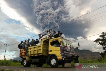 Erupsi Gunung Lewotobi Laki-Laki makin meningkat dengan kolom abu 5.000 meter