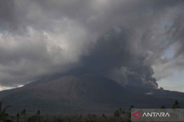 Hujan abu dan pasir erupasi Gunung Lewotobi selimuti Desa Pululera