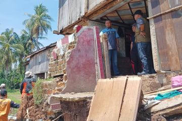 Hujan deras semalam, ada rumah di Ogan Komering Ulu longsor ke sungai