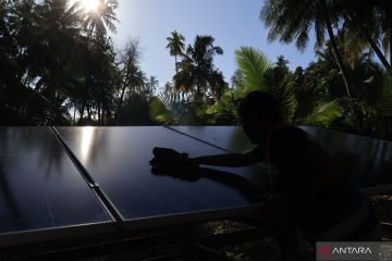Merawat PLTS di kawasan konservasi