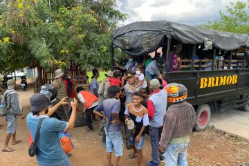 Personel Brimob Polda NTT evakuasi korban terdampak erupsi Lewotobi