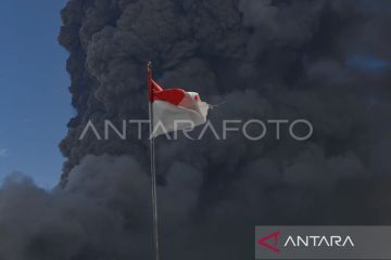 Zona bahaya erupsi Lewotobi Laki-Laki diperluas jadi 9 km, pagi ini