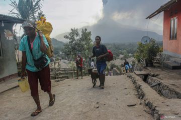 Pengungsi mandiri erupsi Lewotobi diarahkan beralih ke posko utama