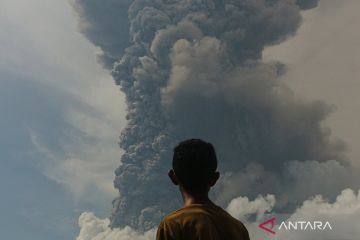 Beginilah awan panas dan hujan kerikil menyertai erupsi Gunung Lewotobi Laki-laki