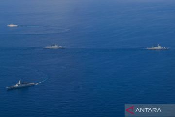 Formasi latihan bersama TNI AL dan Angkatan Laut Rusia Orruda 2024 di perairan Jawa Timur