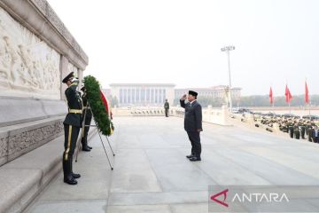 Prabowo letakkan bunga di Monumen Pahlawan Rakyat Beijing