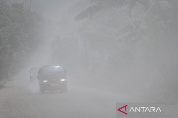 Jalan nasional terdampak erupsi Gunung Lewotobi Laki-laki